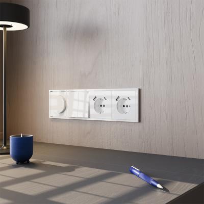 Розетка встраиваемая VOLTUM S70 с заземлением и защитными шторками, 16А, с USB, A+A, (белый глянцевы