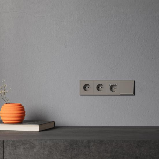 Накладка для розетки с заземлением и защитными шторками, с USB A+A, S70 (капучино)